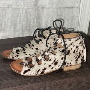 NAUGHTY MONKEY NOLA SANDALS IN BLACK AND WHITE, SIZE 6.5